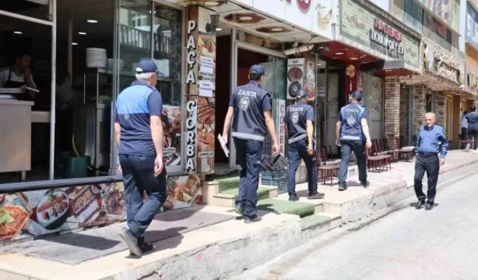 Elazığ Belediyesi Ekipleri, Kaldırım İşgaline izin Vermiyor