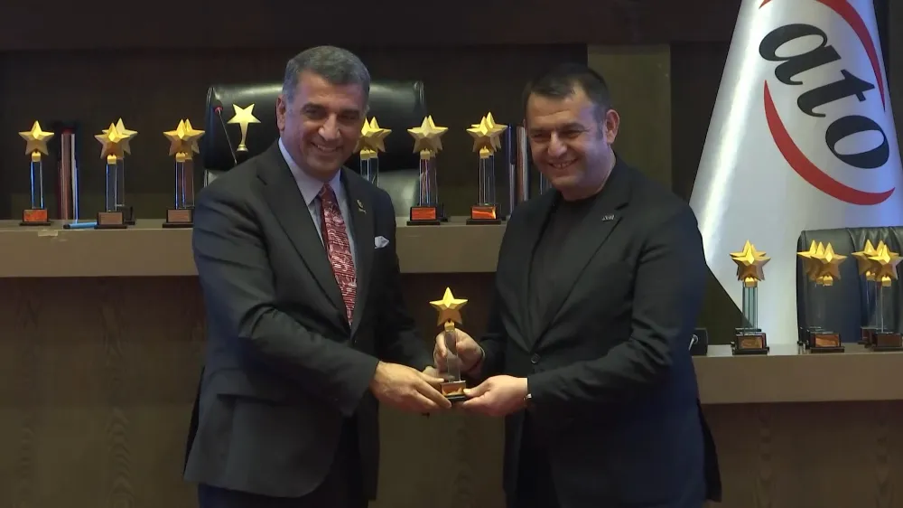 CHP Elazığ Milletvekili Gürsel Erol, Yılın En İyi Siyasetçisi Ödülünü Aldı