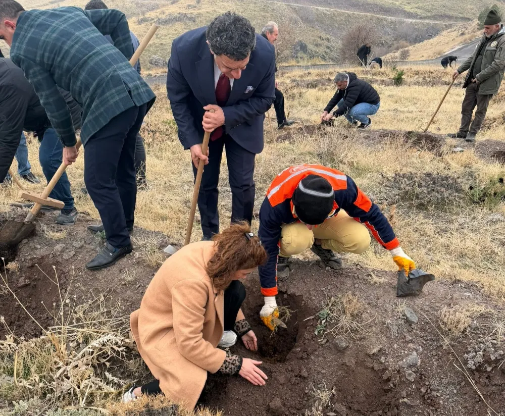 Sivrice’de Öğretmenler Günü İçin Fidanlar Toprakla Buluştu