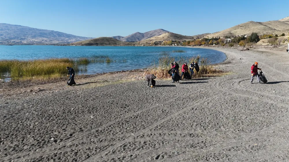 Hazar Gölü’nde Temizlik Seferberliği, 10 Ton Çöp Toplandı