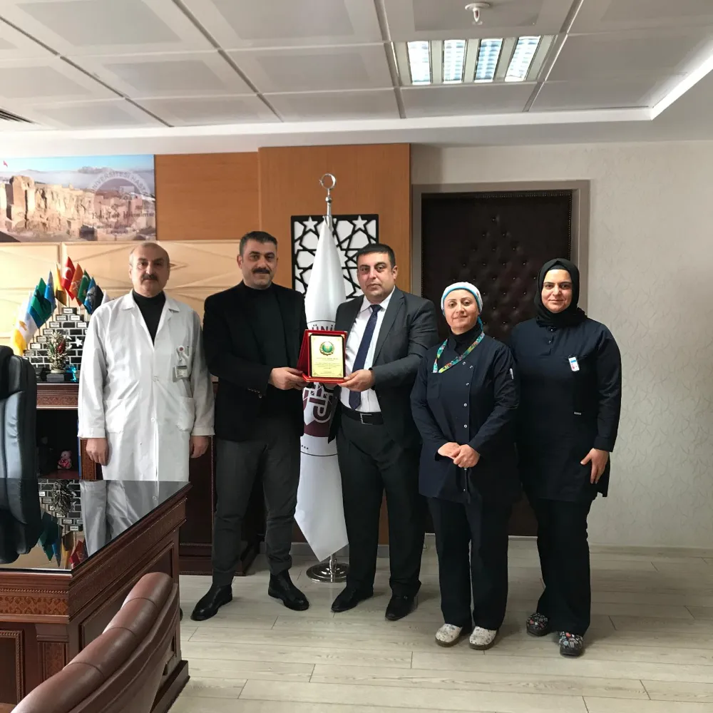 Fırat Üniversitesi Hastanesi’nde Tarihi Başarı! Sağlık Çalışanlarının Yüzü Güldü, Başhekim Artaş’a Teşekkür Plaketi