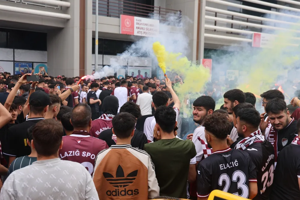 Elazığspor-Vanspor FK Rövanş Maçı Öncesi Tribünler Dolmaya Başladı