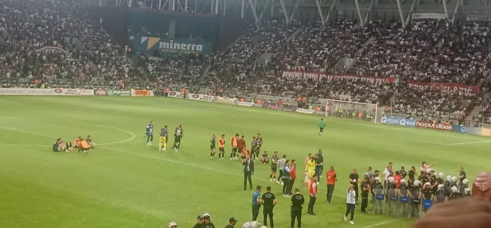 Elazığspor’a Büyük Haksızlık! Olaylı Maç Tatil Edildi, Taraftardan Hakeme Sert Tepki