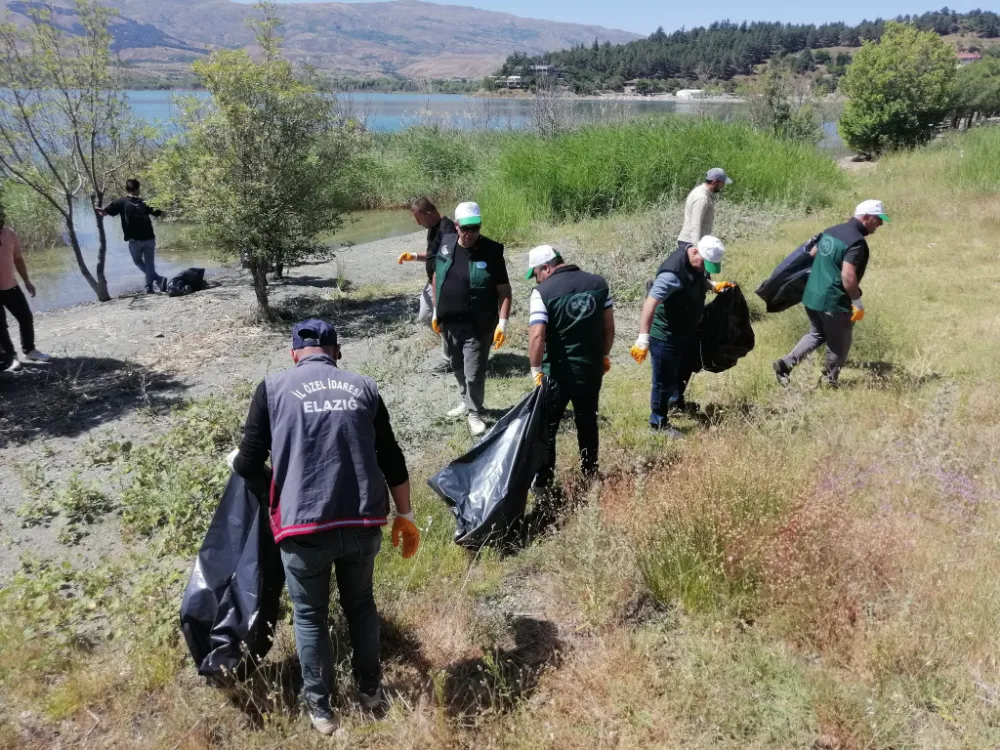 Hazar Gölü’nde Örnek Temizlik Seferberliği, Kurumlar El Ele Verdi