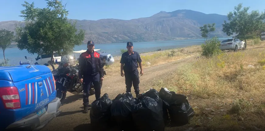 Elazığ İl Jandarma Sivrice’de Hem Devriye Attı Hem Çevre Temizliği Yaptı